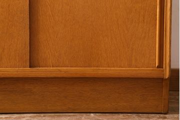 ヴィンテージ家具　北欧ビンテージ　オーク材　レトロスタイルにもぴったりなぬくもりあふれる台形キャビネット(戸棚)(R-039542)