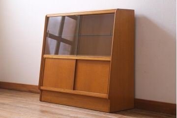 ヴィンテージ家具　北欧ビンテージ　オーク材　レトロスタイルにもぴったりなぬくもりあふれる台形キャビネット(戸棚)(R-039542)