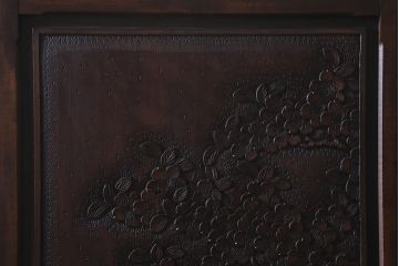 ビンテージ家具 中古　伝統工芸　軽井沢彫り　桜モチーフの意匠が魅力的なワードローブ(洋服タンス、チェスト)(R-039543)