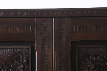 ビンテージ家具 中古　伝統工芸　軽井沢彫り　桜モチーフの意匠が魅力的なワードローブ(洋服タンス、チェスト)(R-039543)