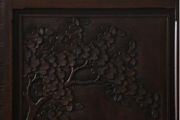 ビンテージ家具 中古　伝統工芸　軽井沢彫り　桜モチーフの意匠が魅力的なワードローブ(洋服タンス、チェスト)(R-039543)