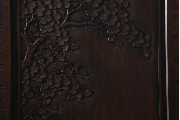 ビンテージ家具 中古　伝統工芸　軽井沢彫り　桜モチーフの意匠が魅力的なワードローブ(洋服タンス、チェスト)(R-039543)