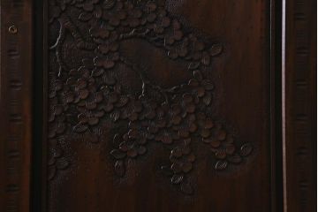 ビンテージ家具 中古　伝統工芸　軽井沢彫り　桜モチーフの意匠が魅力的なワードローブ(洋服タンス、チェスト)(R-039543)