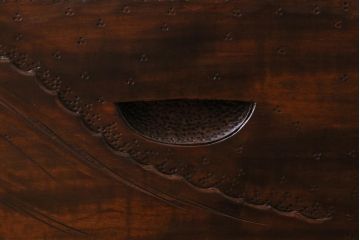 ビンテージ家具 中古　伝統工芸　軽井沢彫り　桜モチーフの意匠が魅力的なワードローブ(洋服タンス、チェスト)(R-039543)