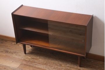 ヴィンテージ家具　北欧ビンテージ　チーク材　シンプルなフォルムの薄型キャビネット(リビングボード)(R-039545)