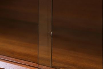 ヴィンテージ家具　北欧ビンテージ　チーク材　シンプルなフォルムの薄型キャビネット(リビングボード)(R-039545)