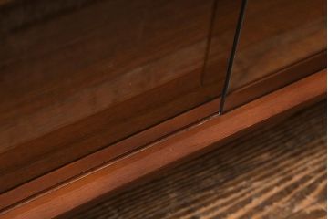 ヴィンテージ家具　北欧ビンテージ　チーク材　シンプルなフォルムの薄型キャビネット(リビングボード)(R-039545)