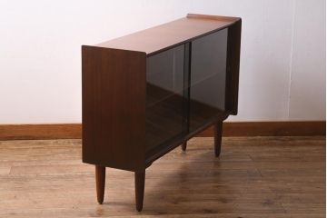 ヴィンテージ家具　北欧ビンテージ　チーク材　シンプルなフォルムの薄型キャビネット(リビングボード)(R-039545)