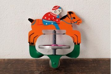 アンティーク雑貨　昭和期　タイガー商会　T.K　レトロなジョッキーゴマ(コマ、駒、おもちゃ)(R-039546)