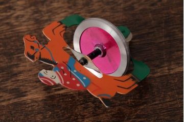 アンティーク雑貨　昭和期　タイガー商会　T.K　レトロなジョッキーゴマ(コマ、駒、おもちゃ)(R-039546)