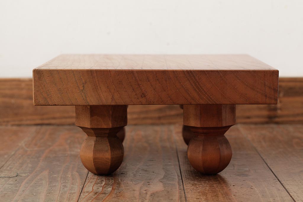 レトロ雑貨　脚のデザインが印象的な明るい木色の将棋盤(花台、飾り台)(R-039548)