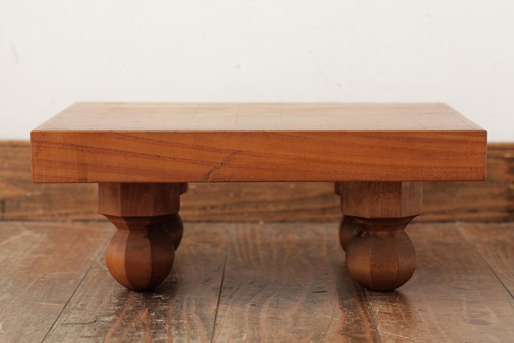 レトロ雑貨　脚のデザインが印象的な明るい木色の将棋盤(花台、飾り台)(R-039548)