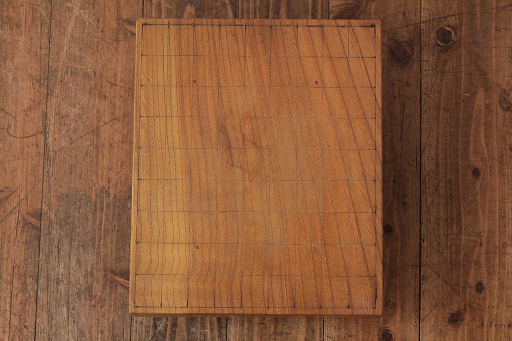 レトロ雑貨　脚のデザインが印象的な明るい木色の将棋盤(花台、飾り台)(R-039548)