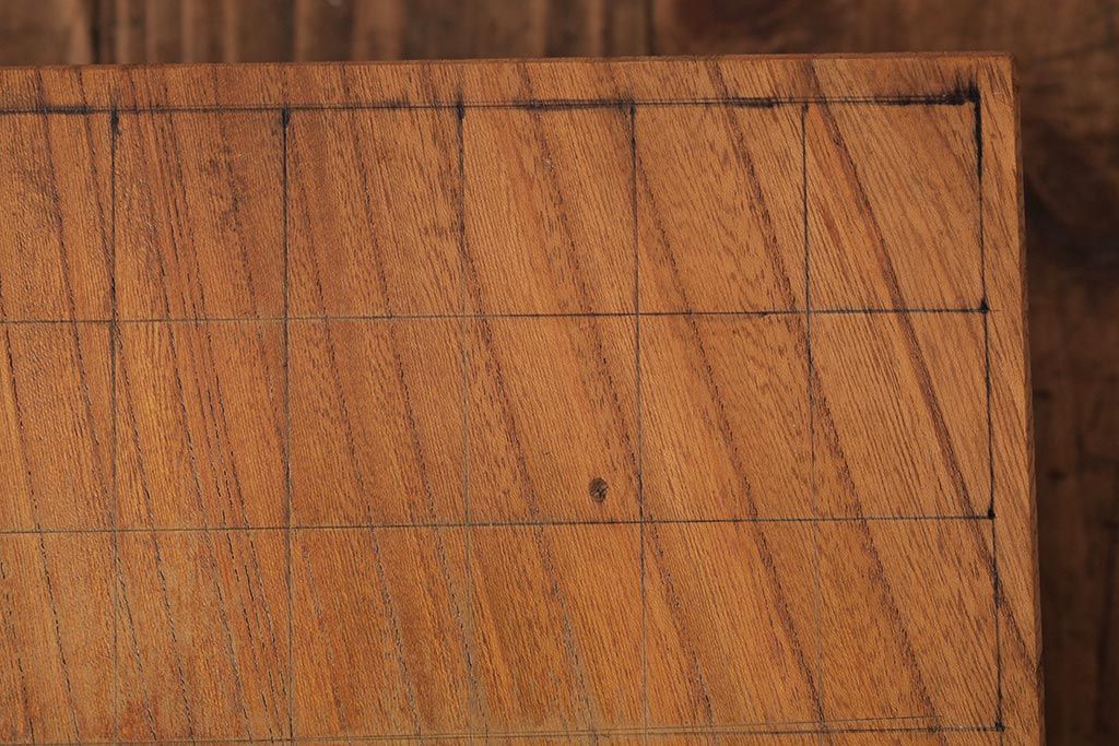 レトロ雑貨　脚のデザインが印象的な明るい木色の将棋盤(花台、飾り台)(R-039548)