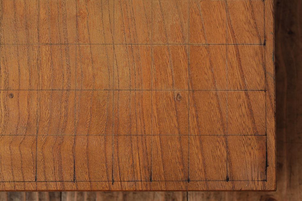 レトロ雑貨　脚のデザインが印象的な明るい木色の将棋盤(花台、飾り台)(R-039548)