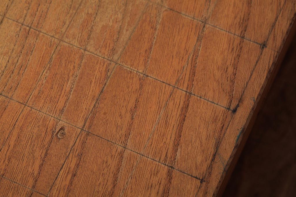 レトロ雑貨　脚のデザインが印象的な明るい木色の将棋盤(花台、飾り台)(R-039548)