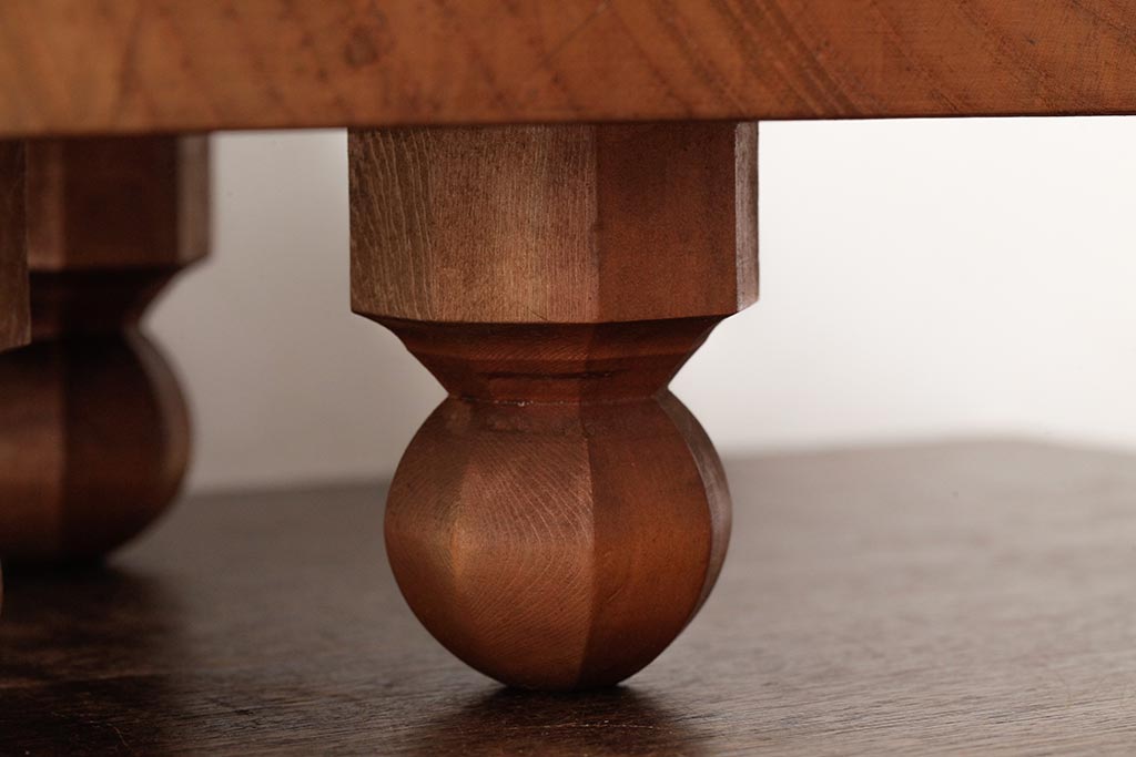 レトロ雑貨　脚のデザインが印象的な明るい木色の将棋盤(花台、飾り台)(R-039548)