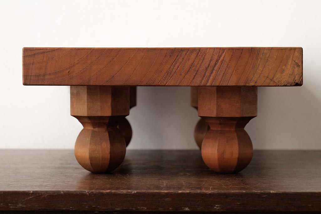 レトロ雑貨　脚のデザインが印象的な明るい木色の将棋盤(花台、飾り台)(R-039548)