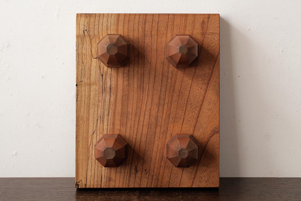 レトロ雑貨　脚のデザインが印象的な明るい木色の将棋盤(花台、飾り台)(R-039548)