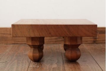 レトロ雑貨　脚のデザインが印象的な明るい木色の将棋盤(花台、飾り台)(R-039548)