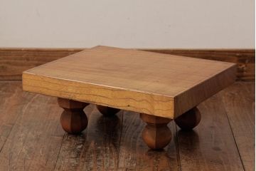 レトロ雑貨　脚のデザインが印象的な明るい木色の将棋盤(花台、飾り台)(R-039548)