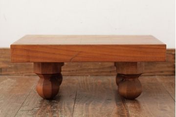 レトロ雑貨　脚のデザインが印象的な明るい木色の将棋盤(花台、飾り台)(R-039548)