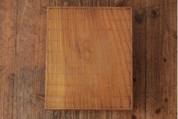 レトロ雑貨　脚のデザインが印象的な明るい木色の将棋盤(花台、飾り台)(R-039548)