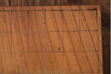 レトロ雑貨　脚のデザインが印象的な明るい木色の将棋盤(花台、飾り台)(R-039548)