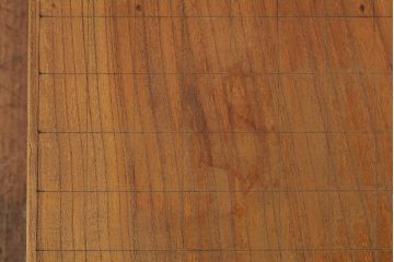 レトロ雑貨　脚のデザインが印象的な明るい木色の将棋盤(花台、飾り台)(R-039548)