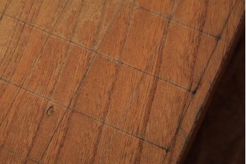 レトロ雑貨　脚のデザインが印象的な明るい木色の将棋盤(花台、飾り台)(R-039548)