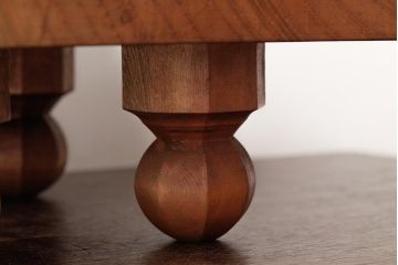 レトロ雑貨　脚のデザインが印象的な明るい木色の将棋盤(花台、飾り台)(R-039548)