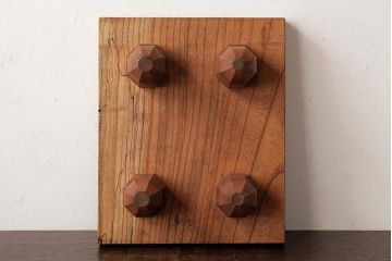 レトロ雑貨　脚のデザインが印象的な明るい木色の将棋盤(花台、飾り台)(R-039548)