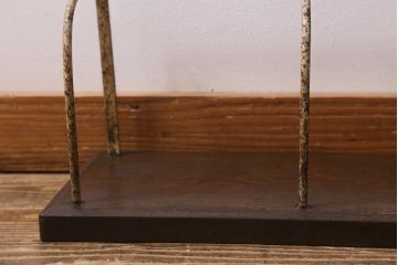 アンティーク雑貨　昭和初期　栓材一枚板　古びた風合いのフレームが魅力の本立て(ブックスタンド)(R-039569)