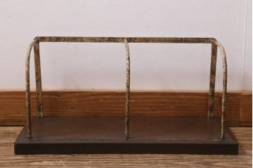 アンティーク雑貨　昭和初期　栓材一枚板　古びた風合いのフレームが魅力の本立て(ブックスタンド)(R-039569)