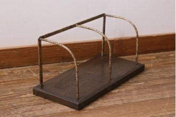 アンティーク雑貨　昭和初期　栓材一枚板　古びた風合いのフレームが魅力の本立て(ブックスタンド)(R-039569)