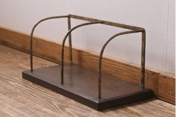 アンティーク雑貨　昭和初期　栓材一枚板　古びた風合いのフレームが魅力の本立て(ブックスタンド)(R-039569)