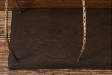 アンティーク雑貨　昭和初期　栓材一枚板　古びた風合いのフレームが魅力の本立て(ブックスタンド)(R-039569)