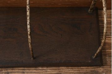 アンティーク雑貨　昭和初期　栓材一枚板　古びた風合いのフレームが魅力の本立て(ブックスタンド)(R-039569)