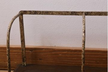 アンティーク雑貨　昭和初期　栓材一枚板　古びた風合いのフレームが魅力の本立て(ブックスタンド)(R-039569)