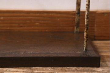 アンティーク雑貨　昭和初期　栓材一枚板　古びた風合いのフレームが魅力の本立て(ブックスタンド)(R-039569)