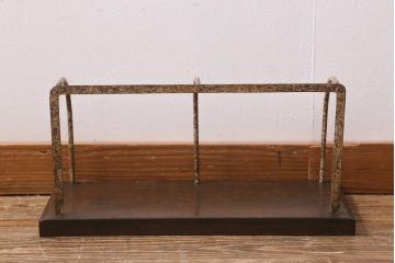 アンティーク雑貨　昭和初期　栓材一枚板　古びた風合いのフレームが魅力の本立て(ブックスタンド)(R-039569)
