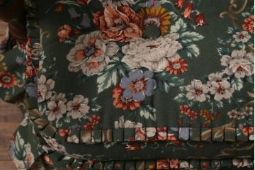 中古　飛騨産業　キツツキ　穂高シリーズ　絵画のようなファブリックが素敵な3人掛けソファ(アームソファ)(R-039570)