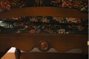 中古　飛騨産業　キツツキ　穂高シリーズ　絵画のようなファブリックが素敵な3人掛けソファ(アームソファ)(R-039570)