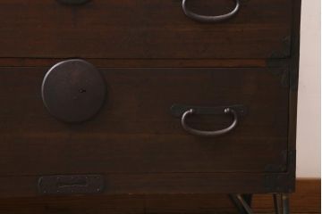 アンティーク家具　和製アンティーク　明治大正期　鉄脚付リメイク　すっきりとした佇まいが魅力の箪笥リビングボード(ローボード、チェスト、引き出し)(R-039572)