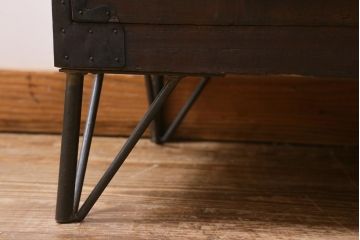 アンティーク家具　和製アンティーク　明治大正期　鉄脚付リメイク　すっきりとした佇まいが魅力の箪笥リビングボード(ローボード、チェスト、引き出し)(R-039572)