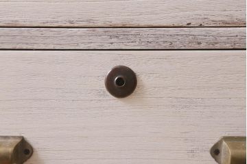 レトロ家具　リペイント　桐材　レトロな雰囲気が魅力の縦型チェスト(サイドチェスト、引き出し)(R-039575)