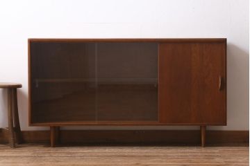 ヴィンテージ家具　北欧ビンテージ　チーク材　見せる収納と隠す収納が同時にできる薄型キャビネット(リビングボード、飾り棚、収納棚)(R-039577)