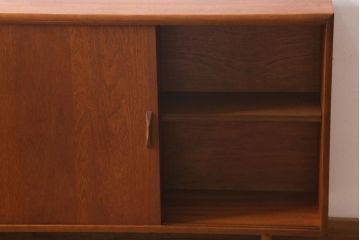 ヴィンテージ家具　北欧ビンテージ　チーク材　見せる収納と隠す収納が同時にできる薄型キャビネット(リビングボード、飾り棚、収納棚)(R-039577)