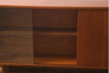 ヴィンテージ家具　北欧ビンテージ　チーク材　見せる収納と隠す収納が同時にできる薄型キャビネット(リビングボード、飾り棚、収納棚)(R-039577)