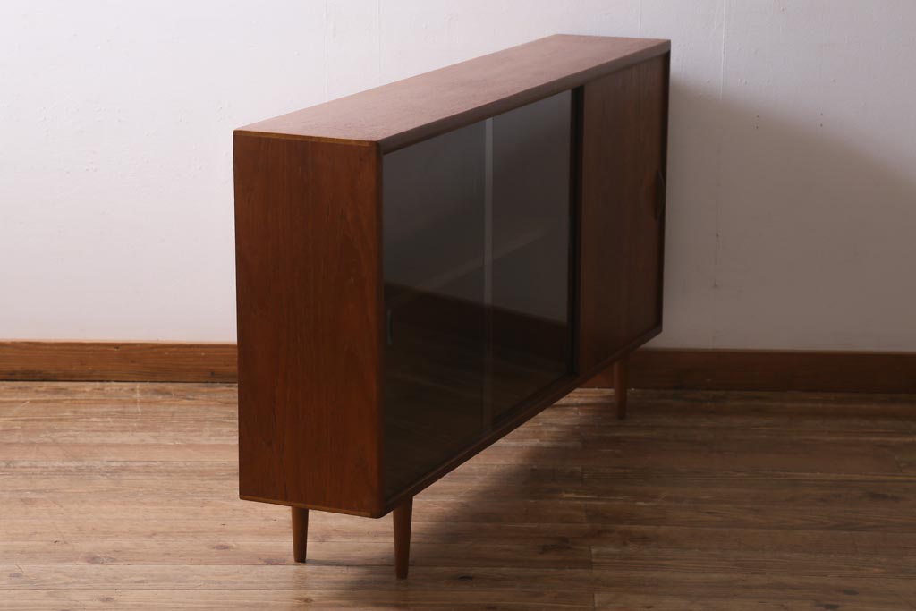 ヴィンテージ家具　北欧ビンテージ　チーク材　見せる収納と隠す収納が同時にできる薄型キャビネット(リビングボード、飾り棚、収納棚)(R-039577)